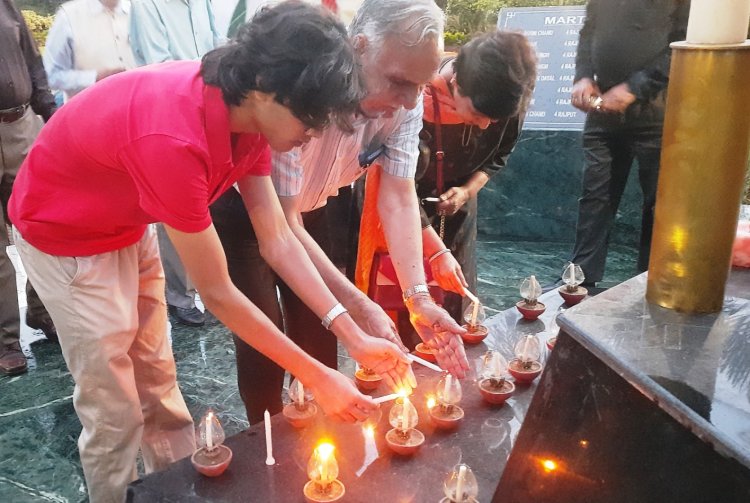गौतम बुद्ध नगर के शहीदों के परिवार जनो ने स्मारक पर दी श्रद्धांजलि