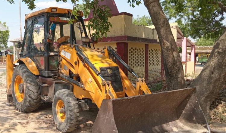 अवैध मिट्टी खनन पर कार्यवाही एक जेसीबी दो ट्रैक्टर सीज, एक जेसीबी को छोड़ा