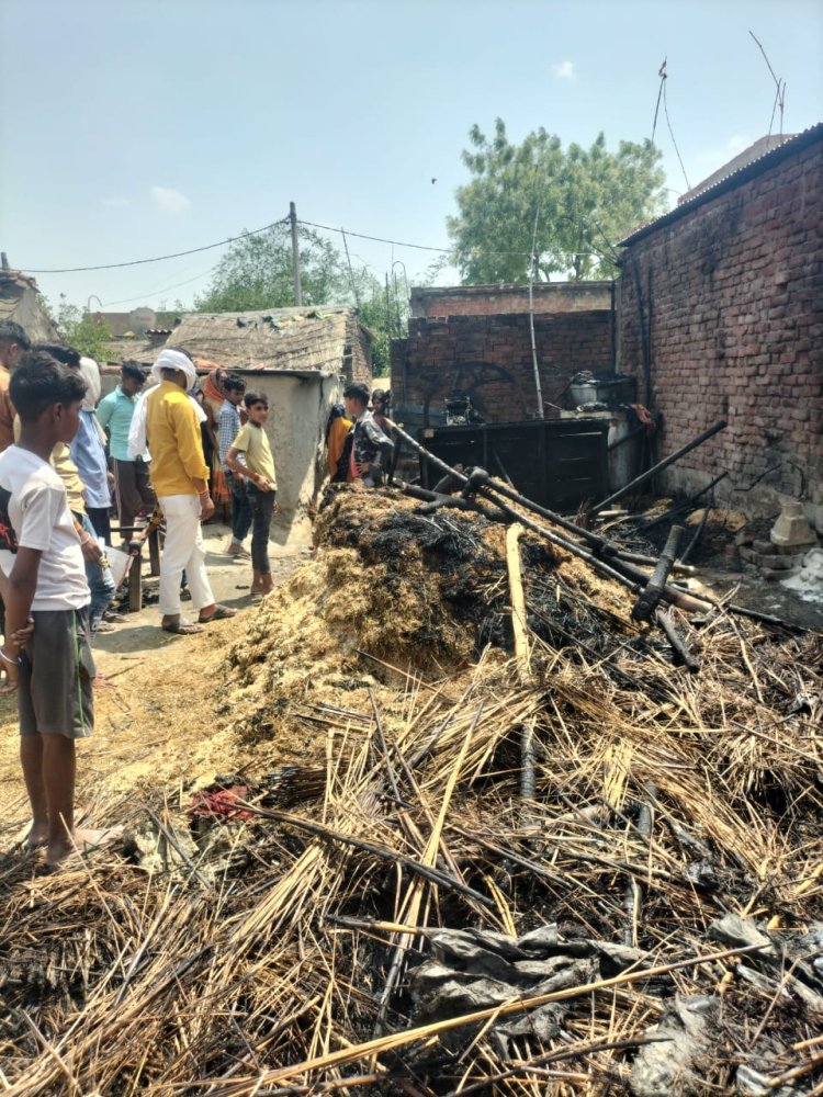 अज्ञात कारणों से झोपड़ी और गुमटी में लगी आग