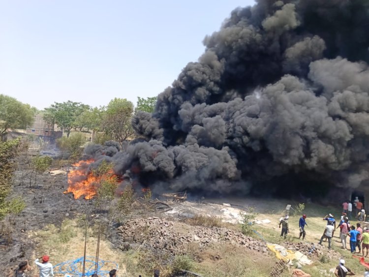 जलनिगम के गोदाम में लगी आग लाखो का सामान जलकर खाक