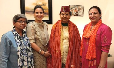 विमला बाथम को उत्तराखंड की सुप्रसिद्ध पारंपरिक पोशाक की भेंट
