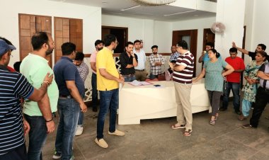 सैकड़ो निवासियों ने बिल्डर की नाजायज लूट एवं मूलभूत सुविधाओं को पूरा ना करने के खिलाफ खोला मोर्चा