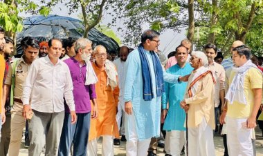 जेवर में बन रहे अंतरराष्ट्रीय एयरपोर्ट और दिल्ली मुंबई कॉरिडोर को जोड़ने वाले निर्माणाधीन एक्सप्रेस-वे से प्रभावित किसानों से की वार्ता