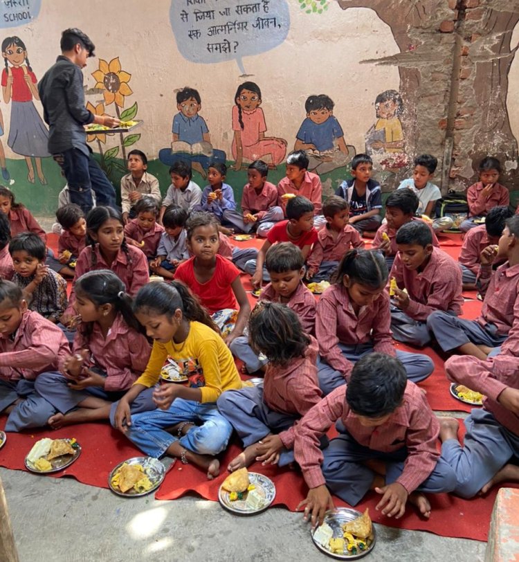 सामाजिक संस्था युवा शक्ति ने स्ट्रीट चिल्ड्रन्स के साथ मनाया जन्मदिन, बांटे उपहार