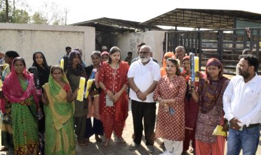 डॉ. सुभाष गुप्ता और उनके सुपुत्र द्वारा नंदी पार्क की गायों को चारा खिलाने की सेवा