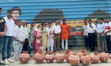 सफाई सेवकों में पानी के घड़ों का किया वितरण - आदेश त्यागी