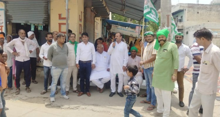 मकान को ध्वस्त करने गए प्राधिकरण के दस्ते और पुलिस को वापस हटना पड़ा