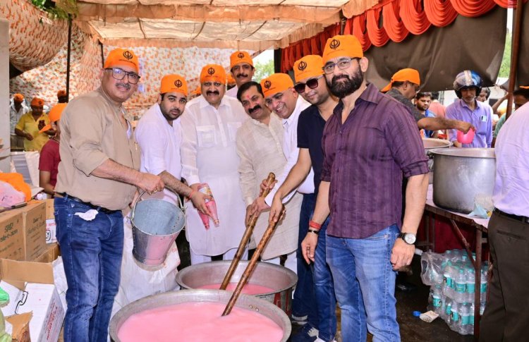 पंजाबी एकता समिति ने लगाई मीठे शरबत की छबील लगाई