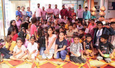 मिटटी के घडो से पानी को साफ़ करने की विधि बच्चों को बताई