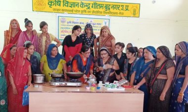 कृषि विज्ञान केन्द्र गौतम बुद्ध नगर पर ग्रामीण महिलाओं को डॉ विनीता सिखा रही हैं स्वरोजगार