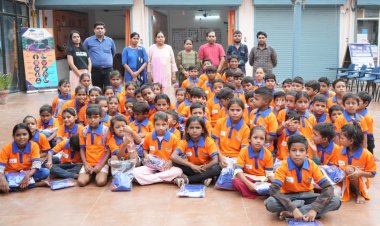 शिक्षा प्रथम सेंटर पर 70 बच्चों को दी गई यूनिफार्म