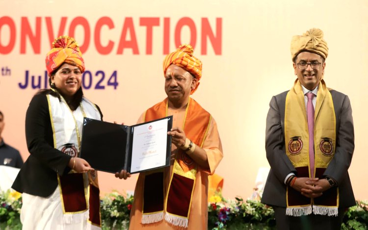 सीएम योगी ने भारत के मुख्य न्यायधीश डॉ डीवाई चंद्रचूड़ के साथ छात्रों को प्रदान की स्नातक, परास्नातक और शोध की डिग्री
