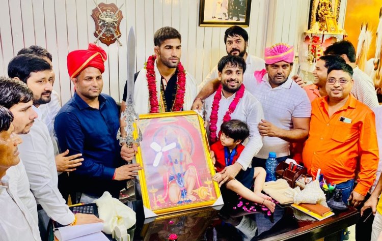 जॉर्डन में एशियाई चैंपियनशिप में स्वर्ण पदक विजेता जोंटी भाटी का भाजपा नेता अन्नू पंडित ने किया स्वागत