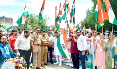 उत्तर प्रदेश युवा व्यापार मंडल ने निकाली तिरंगा यात्रा 