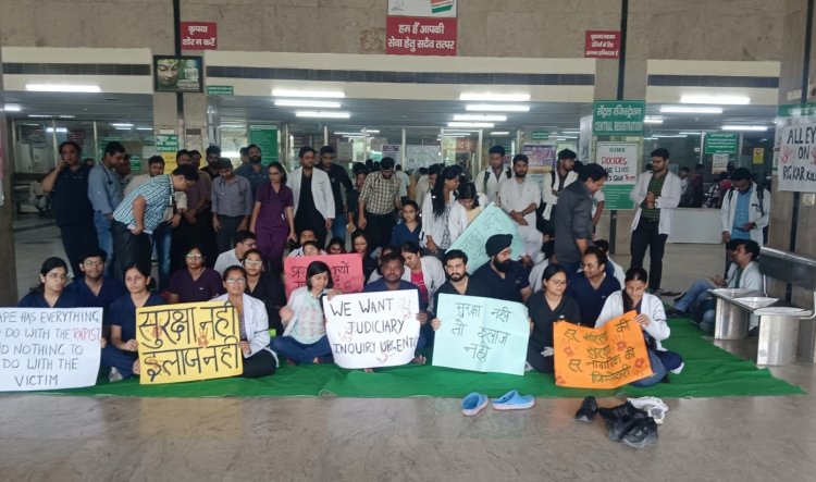 डॉक्टर की रेप और हत्या के विरोध में हड़ताल भी और रोगियों की सेवा भी