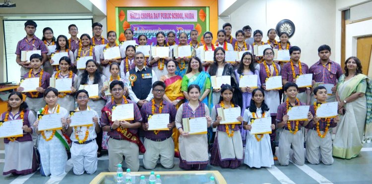 छात्रों की प्रगति और विकास को ध्यान मे रखते हुए उनके भविष्य के लिए आगे बढ़ते रहने हेतु पुरस्कार वितरण