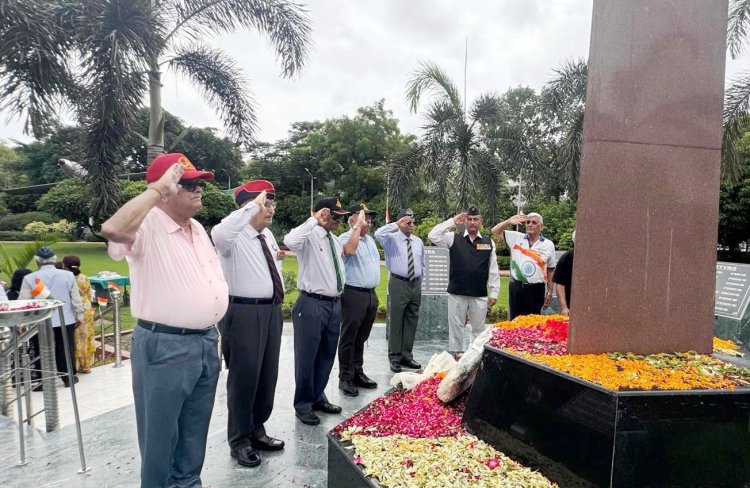 नोएडा शहीद स्मारक पर  हुआ शहीदों के परिजनों का सम्मान