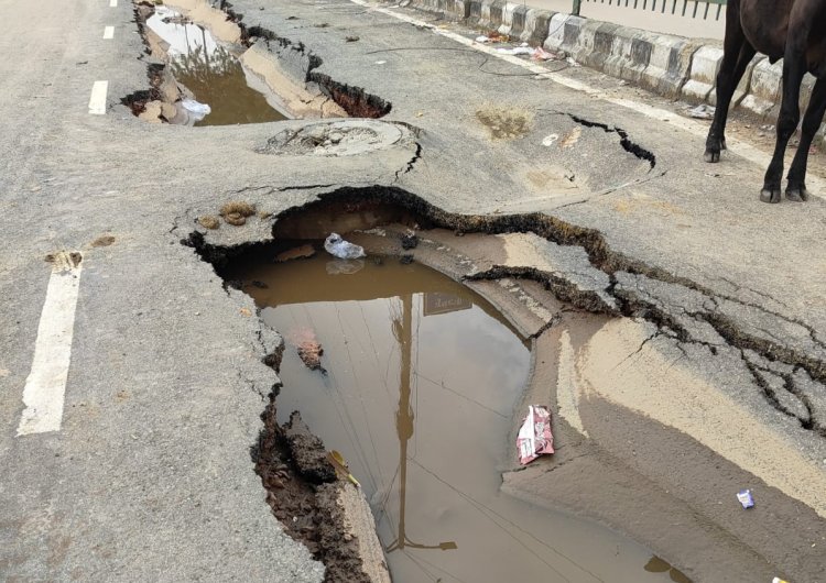 नव निर्मित सड़क 2 महीने में धंसी, निर्माण की गुणवत्ता पर सवाल : सोलंकी