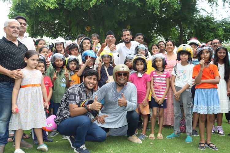 हेलमेट मैन ऑफ़ इंडिया के लिए सात समुंदर पार से आई राखी पेड़ों के ऊपर लटक गई