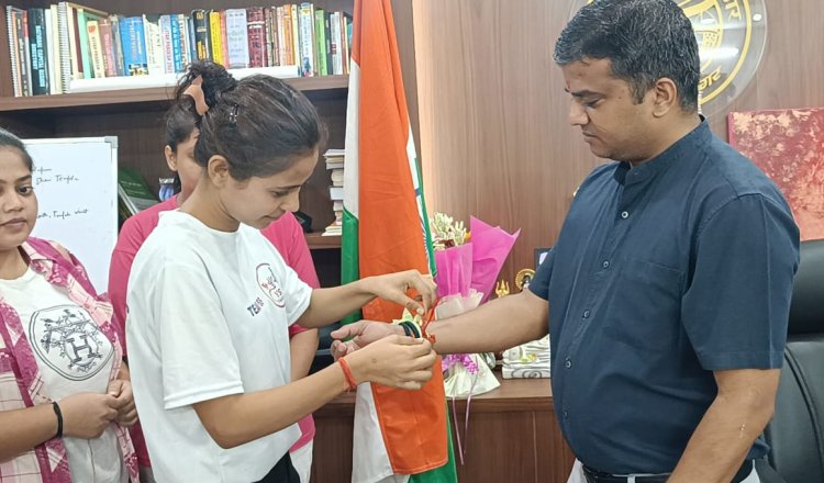 युवा शक्ति ने दिया स्वदेशी को बढ़ावा, जिलाधिकारी को बांधी राखी