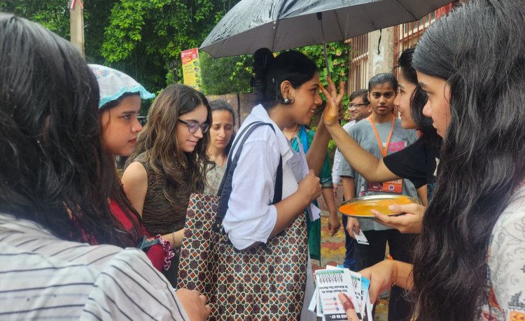 डीयू में नवागंतुक छात्रों का एबीवीपी ने किया स्वागत किया