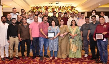 नोएडा पंजाबी एकता समिति ने बच्चों को दिए सर्टिफिकेट और मोमेंटो