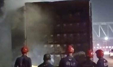 दिल्ली मुंबई एक्सप्रेस पर कंटेनर में लगी आग, कोको टावा कंपनी का लाखों का माल जलकर खाक