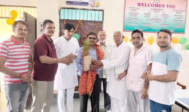 सुप्रीम कोर्ट के एडवोकेट घनश्याम मिश्रा ने लाइब्रेरी को दिया दान