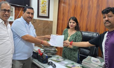 आरडब्लूए पदाधिकारियों ने निवासियों के सहयोग से जमा की दिवंगत गार्ड के बच्चों की फीस, पुस्तकें एवं स्कूल ड्रेस भी दिलवाईं