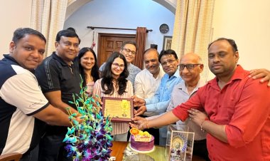 शतरंज खिलाड़ी वंतिका अग्रवाल को बधाई देने पहुंचे अग्रवाल मित्र मंडल के पदाधिकारी