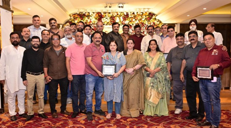 नोएडा पंजाबी एकता समिति ने बच्चों को दिए सर्टिफिकेट और मोमेंटो