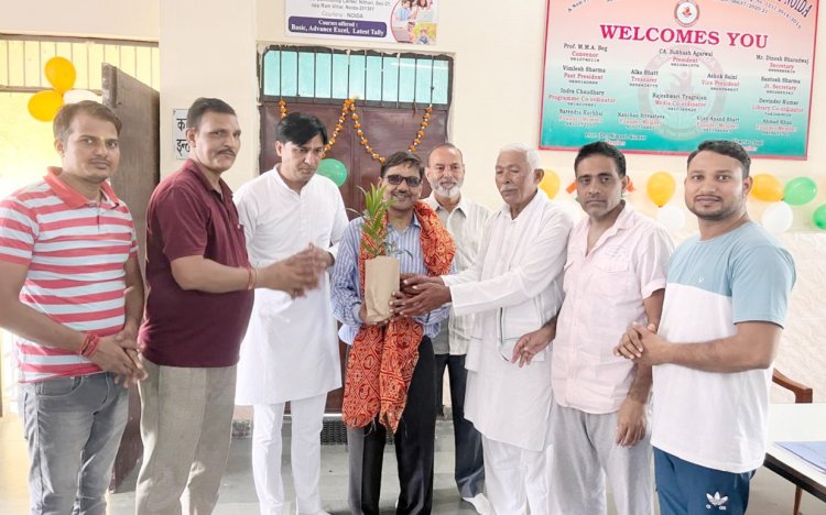 सुप्रीम कोर्ट के एडवोकेट घनश्याम मिश्रा ने लाइब्रेरी को दिया दान