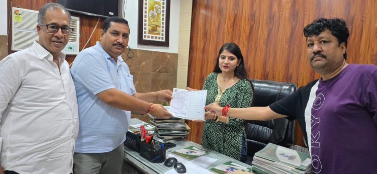 आरडब्लूए पदाधिकारियों ने निवासियों के सहयोग से जमा की दिवंगत गार्ड के बच्चों की फीस, पुस्तकें एवं स्कूल ड्रेस भी दिलवाईं