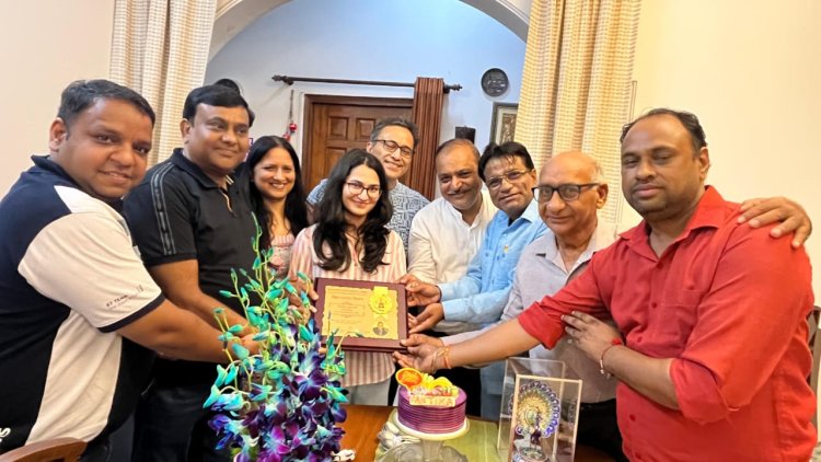 शतरंज खिलाड़ी वंतिका अग्रवाल को बधाई देने पहुंचे अग्रवाल मित्र मंडल के पदाधिकारी