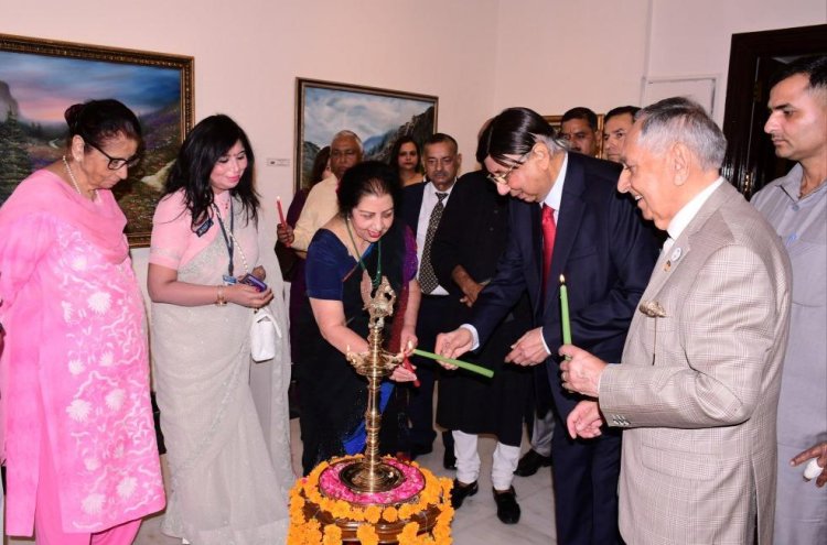 डॉ. अशोक चौहान ने किया एकल प्रदर्शनी 'हियर द साइलेंस' का उद्घाटन