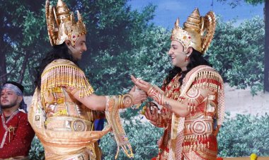 लव कुश रामलीला के मंच पर हास्य अभिनेता असरानी एवं भोजपुरी सिंगर, एक्ट्रर एवं सांसद मनोज तिवारी ने दमदार अंदाज में लीला की