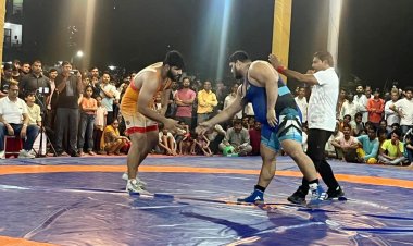 80 किलो से अधिक के पहलवानों की ऋषिपाल केसरी टाइटल कुश्ती हूई