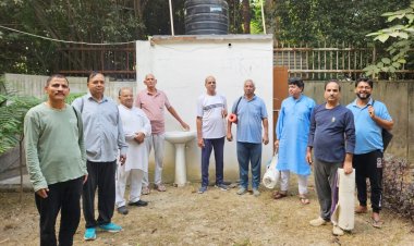 सेंचुरी के बुजुर्गों ने यूरिनल ब्लॉक में पानी के लिए लगाई गुहार