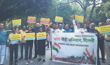 भारत जोड़ो अभियान की दिल्ली इकाई ने महाराष्ट्र भवन के बाहर विरोध प्रदर्शन किया