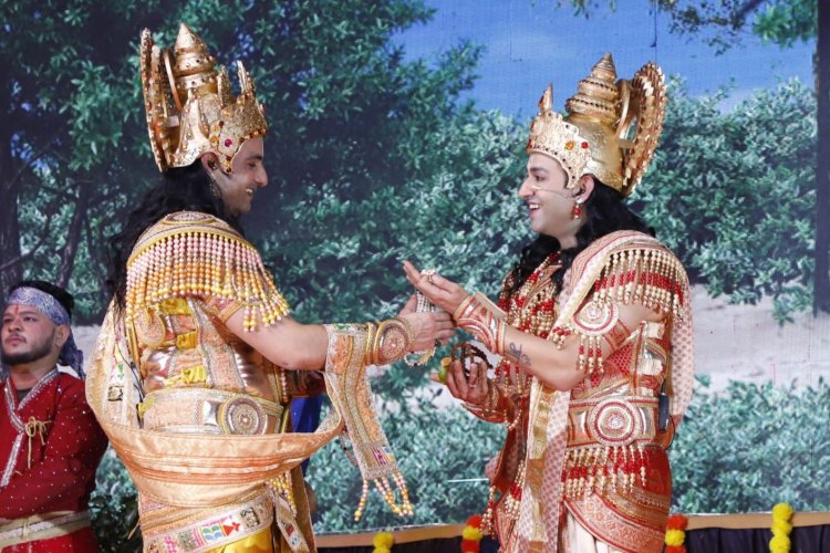 लव कुश रामलीला के मंच पर हास्य अभिनेता असरानी एवं भोजपुरी सिंगर, एक्ट्रर एवं सांसद मनोज तिवारी ने दमदार अंदाज में लीला की