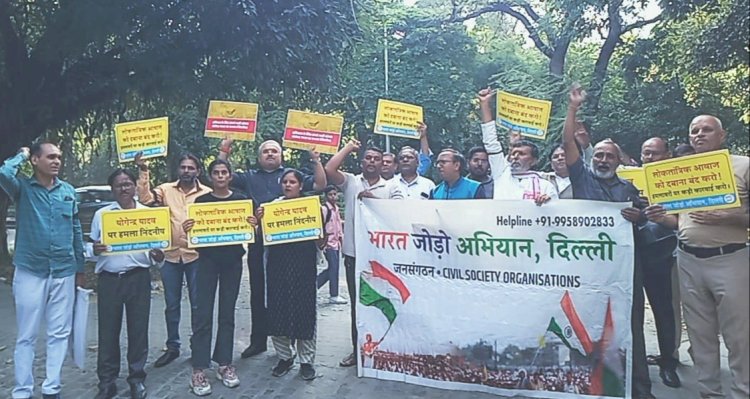 भारत जोड़ो अभियान की दिल्ली इकाई ने महाराष्ट्र भवन के बाहर विरोध प्रदर्शन किया