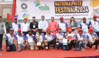 राष्ट्रीय पतंग महोत्सव में अव्वल आने वाले पतंगबाजों को सीईओ ने दिए पुरस्कार