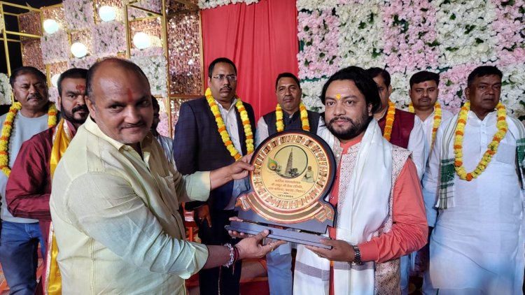 बक्सर में ऐतिहासिक कार्तिक महोत्सव में शामिल हुए ज्योतिषाचार्य गौतम ऋषि