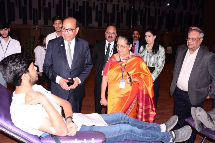 एमिटी के छात्रों ने रक्तदान करके दिया ‘रक्तदान महादान’ का संदेश