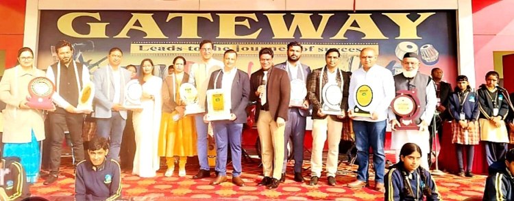 गेटवे स्कूल में चिकित्सकों को किया गया सम्मानित
