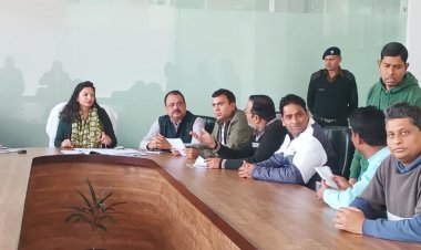नेफोवा ने ग्रेटर नोएडा प्राधिकरण एसीईओ प्रेरणा सिंह और अन्य अधिकारियों के साथ मिलकर क्षेत्र की समस्याओं से अवगत कराया