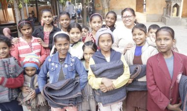 शाम्भवी महामुद्रा टृस्ट में पढ़ने बाले वच्चो एवम् गरीब लोगों को किए कंबलो का वितरण