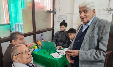 लक्ष्मी नारायण मंदिर में लगाया गया वरिष्ठ नागरिकों के लिए आयुष्मान कार्ड्स शिविर