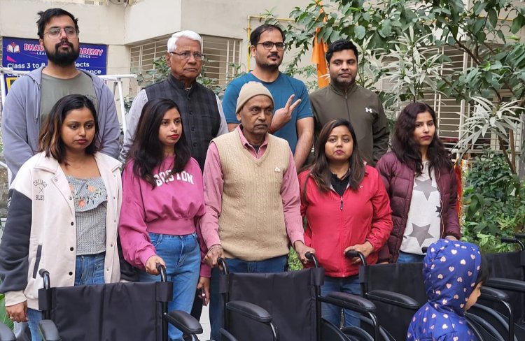इकोविलेज-1 K-1 टावर निवासी पंचम वर्मा ने 12 व्हील चेयर सोसाइटी के सेवा हेतु सुपुर्द किया