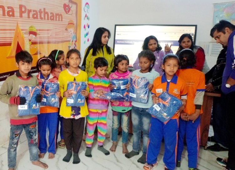 ठण्ड से बचाव के लिए 70 छात्रों को दी शीतकालीन यूनिफार्म